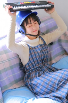 稚嫩的小奶头被咬得又红又肿